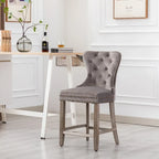 Banqueta de balcão Wingback com capitonê e tachas de 24" com pernas cinza-antigo