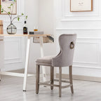 Banqueta de balcão Wingback com capitonê e tachas de 24" com pernas cinza-antigo